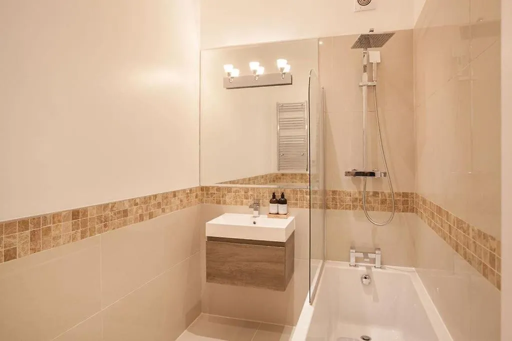 Beautifully Decorated Centrally Located 2 Bed Flat Apartment Brighton